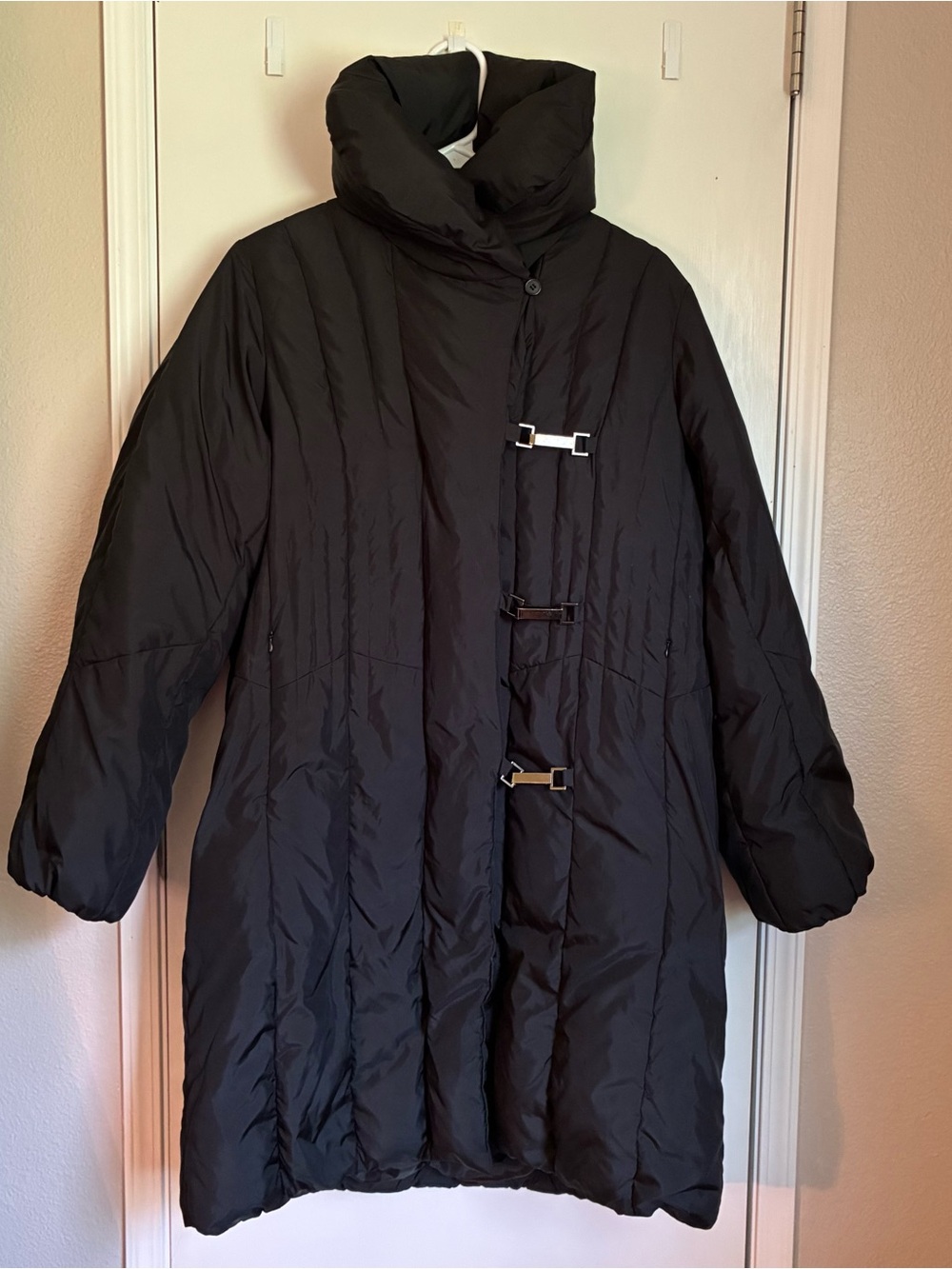 Larry Levine Black Puffer Coat with Toggle Closures Women’s Large 100% Down